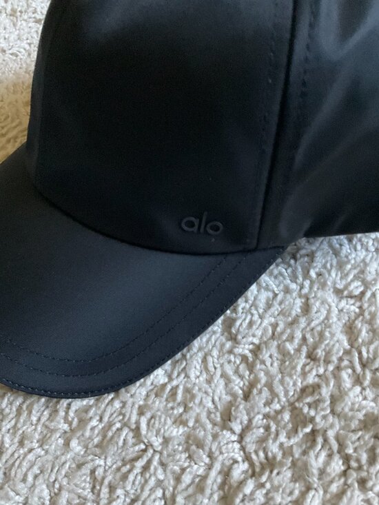Alo Yoga Satin Off-Duty Cap. One size. Black. main image 5